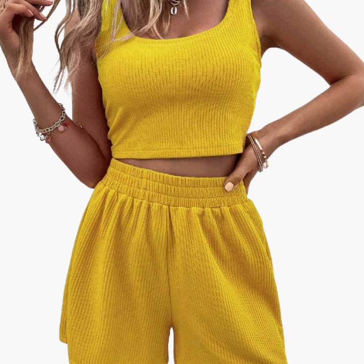 Women’s Sporty Crop Top and Shorts Set – Two-Piece Activewear Outfit